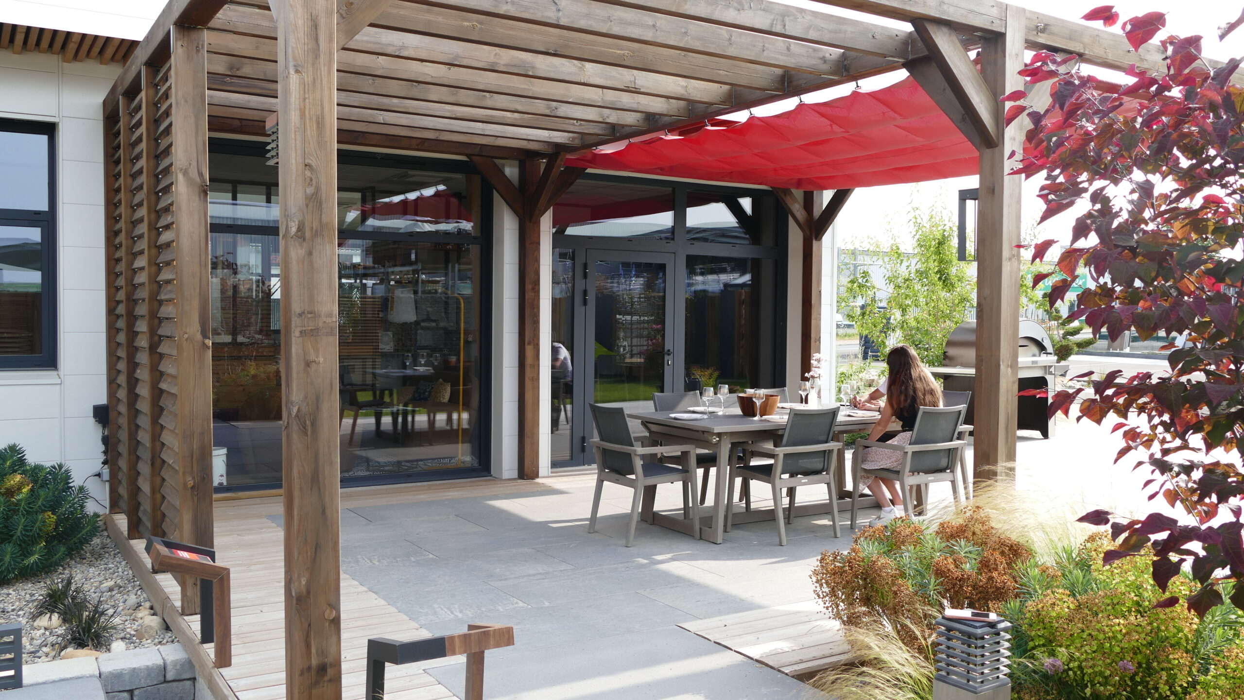 Terrasse avec table à manger dressée et 2 personnes