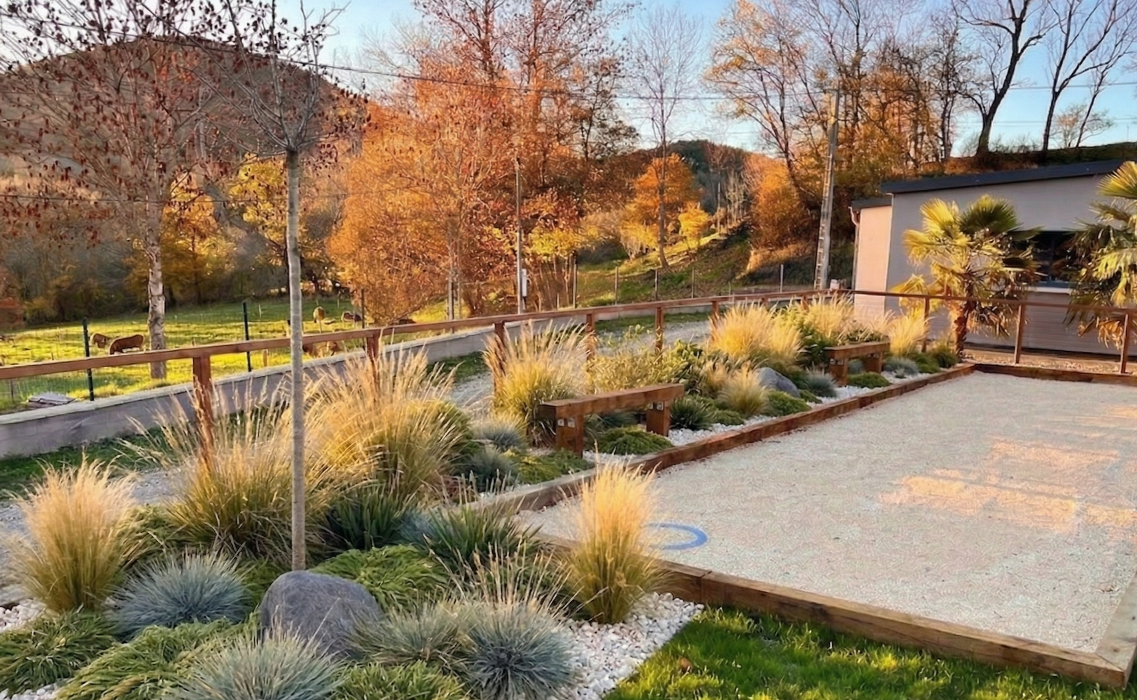 Terrain de pétanque avec végétalisation